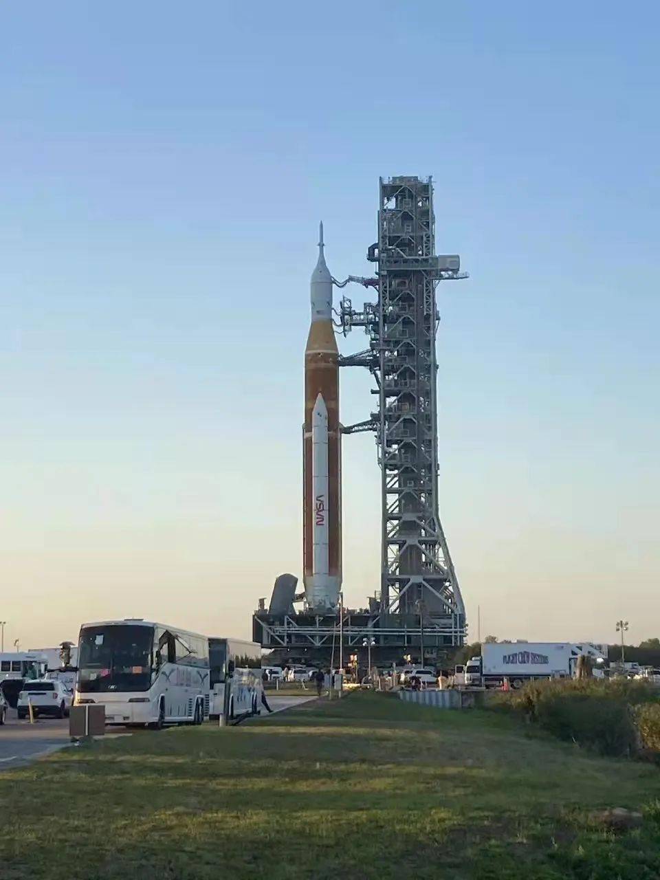 美国宇航局登月火箭太空发射系统转运至发射台