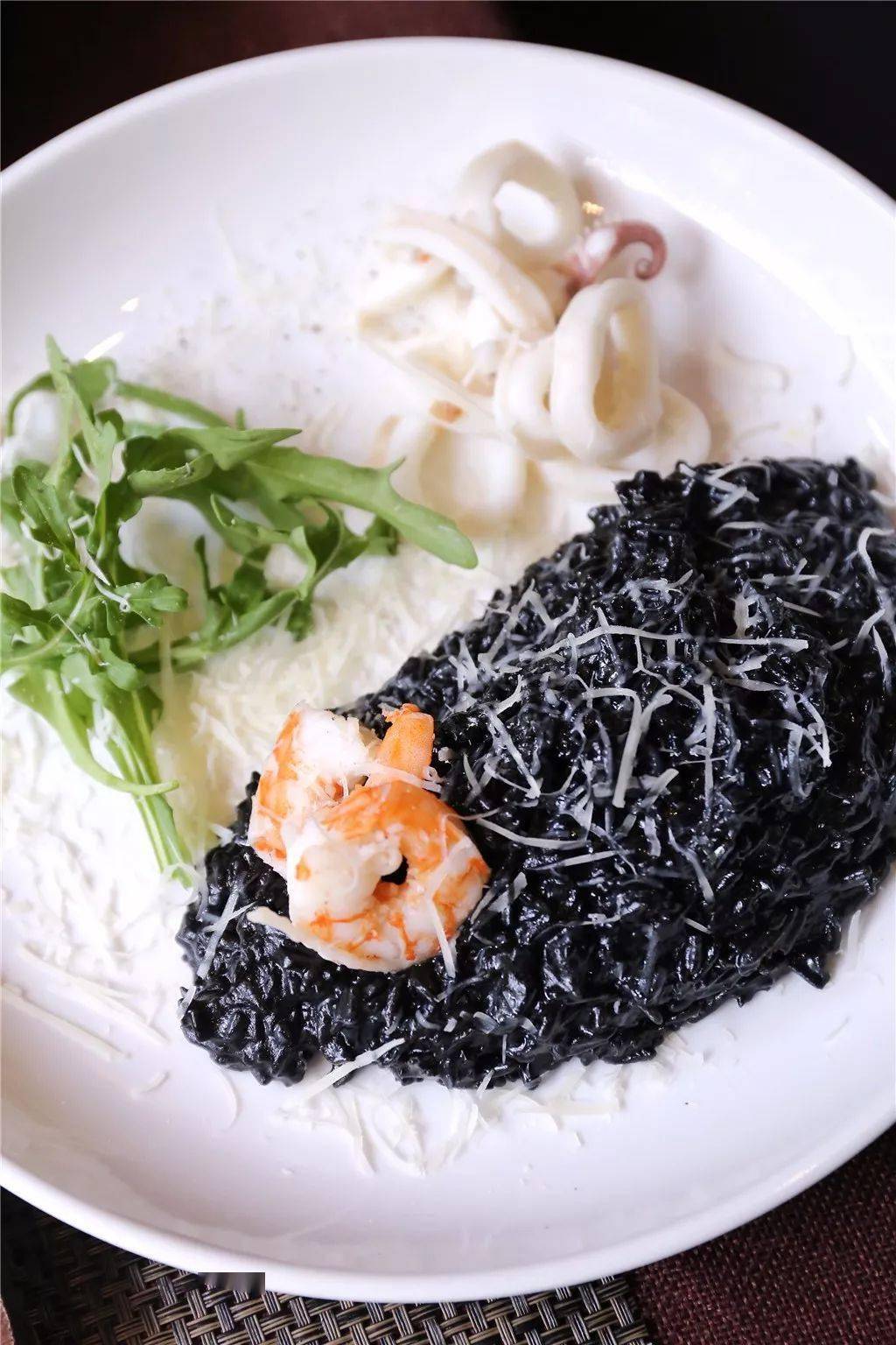 将墨鱼汁融入米饭中,还要加上帕尔玛奶酪和新鲜墨鱼,就能完美地还原