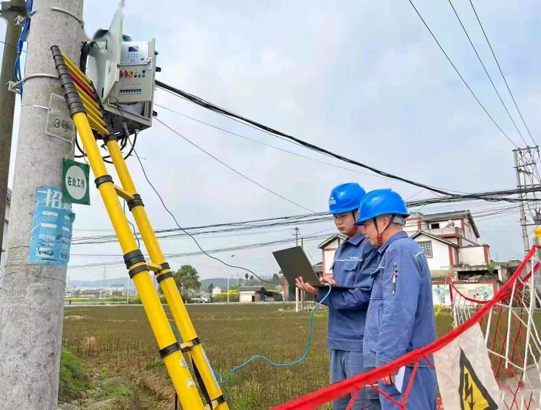 南方電網貴州遵義播州供電局現場工作人員正在開展自動化開關的安裝