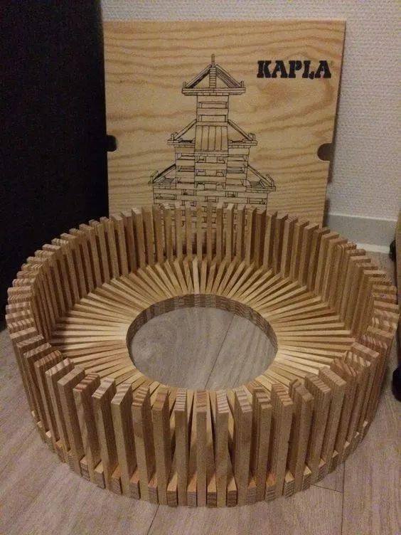 就是一个又一个简简单单的"小木片",却能搭建出异常稳定的拼搭.