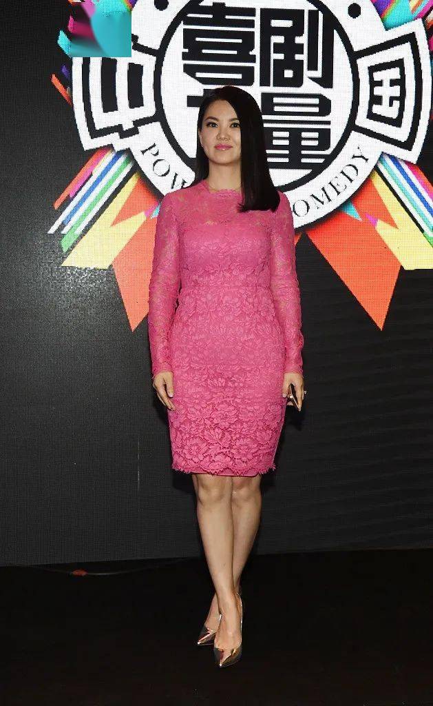 李湘为装嫩也是拼了粉色蕾丝裙故意穿小号勒出小肚腩十分抢镜