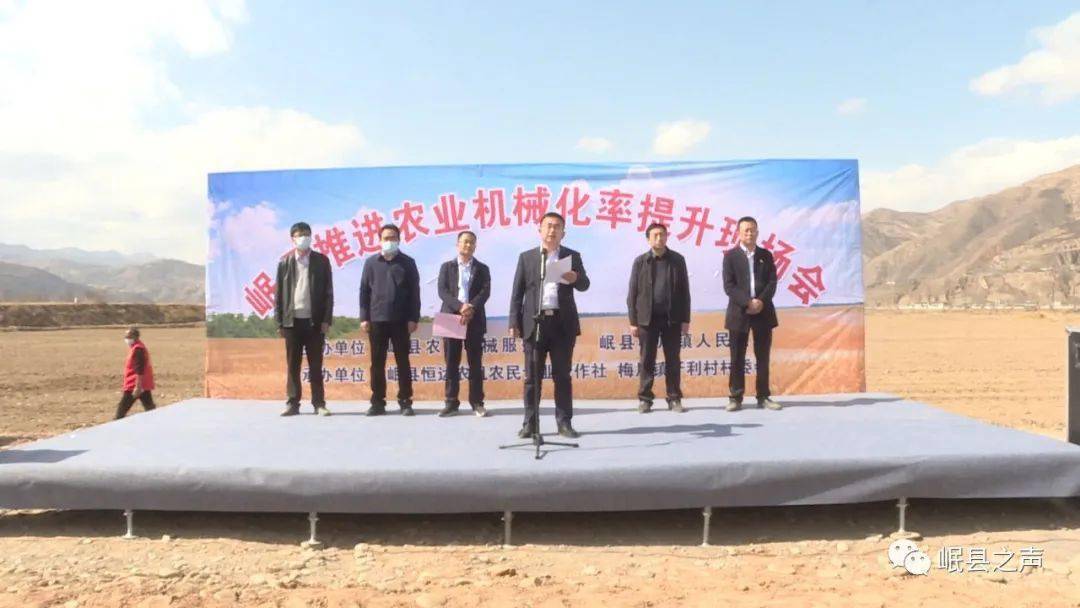 快看梅川镇牙利村里来了好多大铁牛