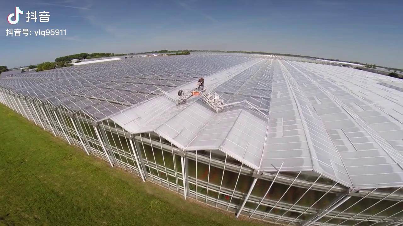 夏季玻璃温室顶部喷涂遮阳涂料这就是荷兰大棚不加外遮阳的原因