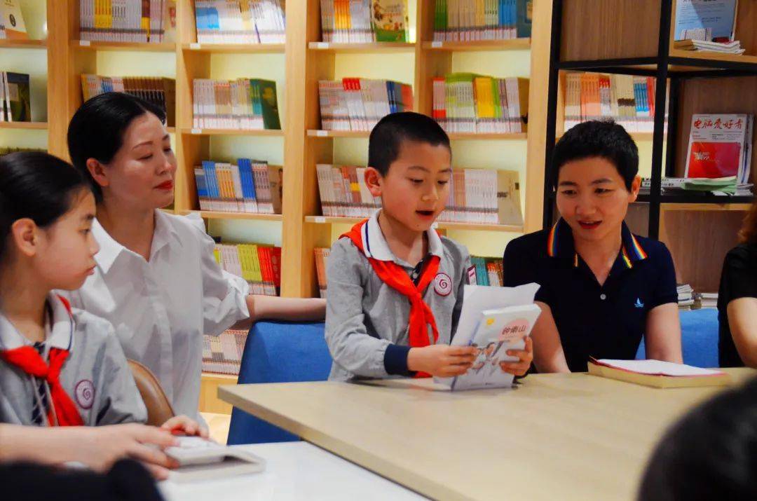 成都冠城实验学校小学部三年级亲子阅读沙龙活动在学校图书馆二楼举行