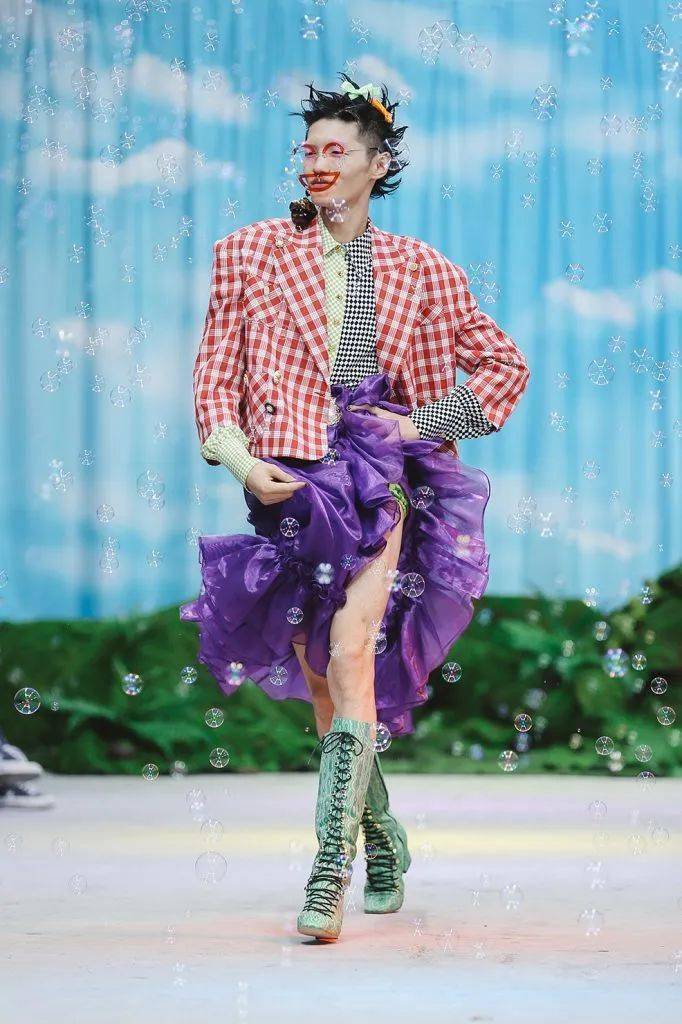 曲线 『摩多牌』— 怪诞鬼马的头号代表