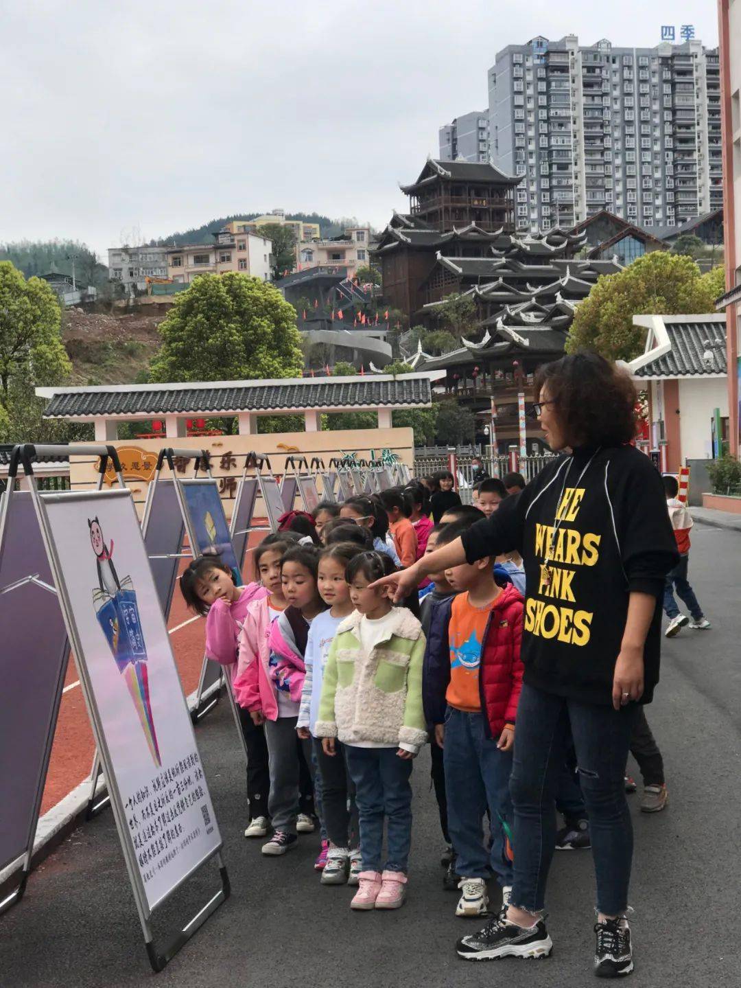 气象科普知识展览4恩施州图书馆,宣恩县图书馆将流动图书车开进校园