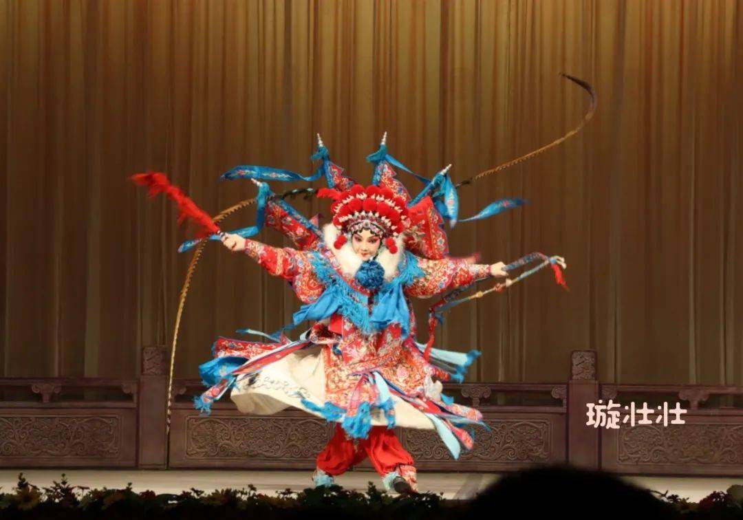 鬃烈馬》,劇中豔尊飾演王寶釧,張建峰飾演薛平貴,閆虹羽飾演代戰公主