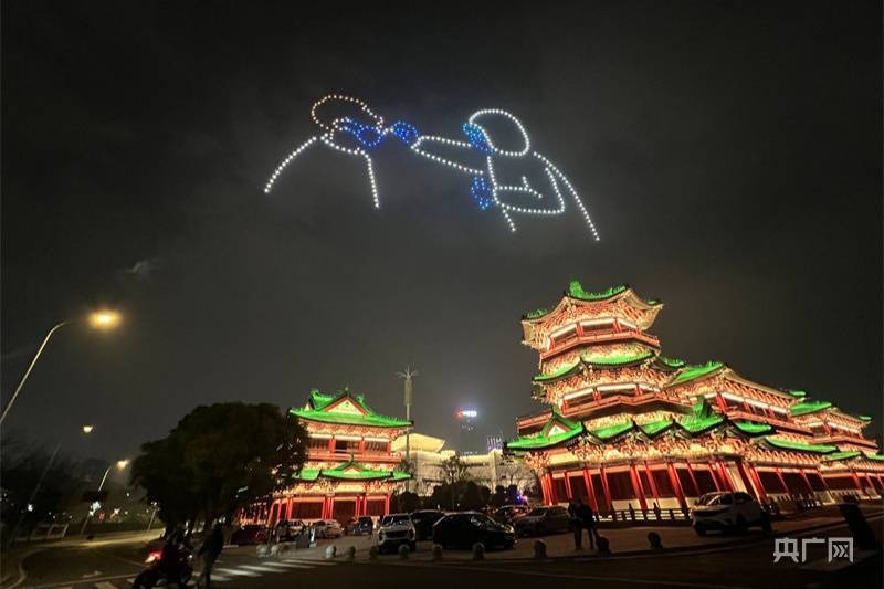 致敬“大白”300架无人机点亮南昌夜空