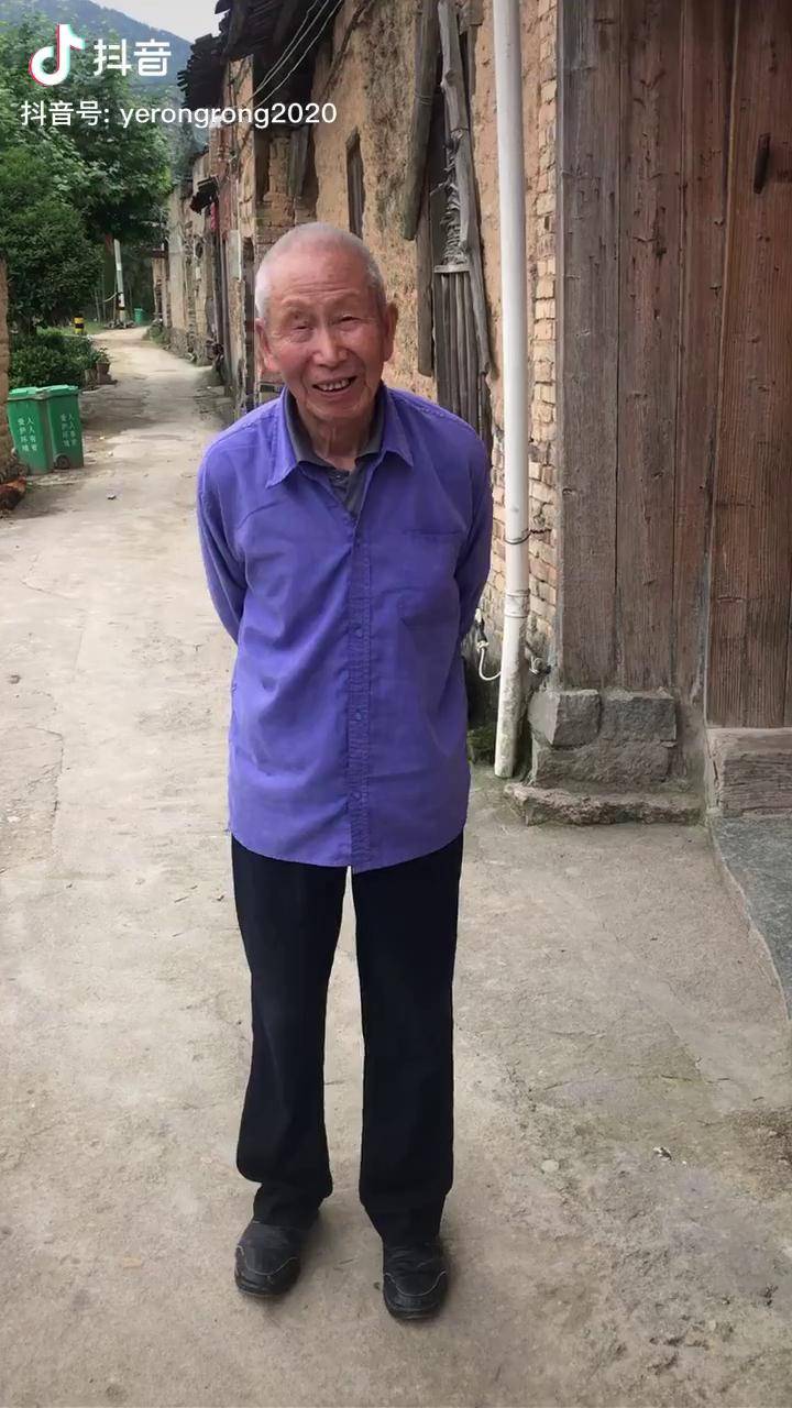 富竹硕士村长家乡话说的不好想用新媒体电商直播带货推动家乡乡村振兴