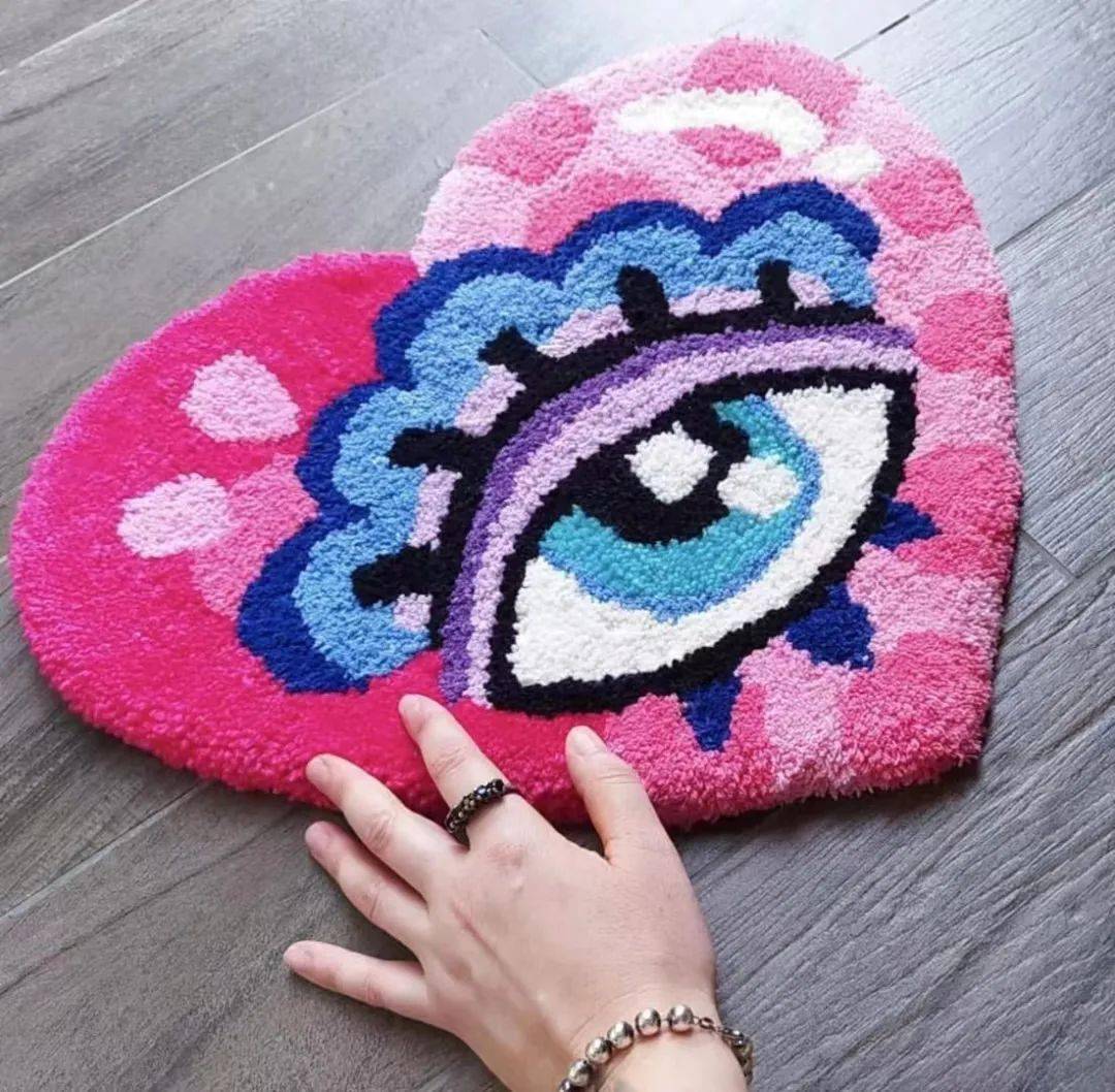 刷一遍乳胶漆使之定型,再用剪刀修剪杂毛,用剃刀把表面的毛线剃平整