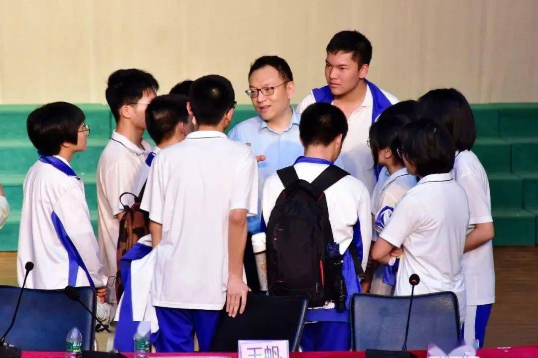 最后,湛江第一中学郑军校长进行了总结.