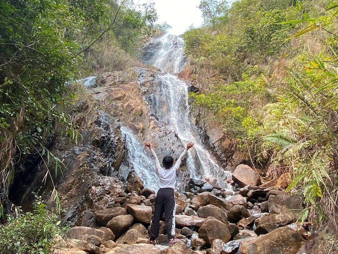 老香山登顶佛山二峰打卡一飞冲天牙鹰石风车群乱石阵瀑布丛玩不停