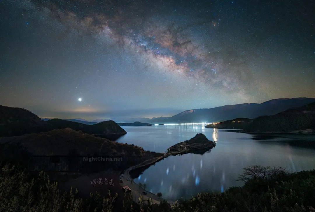 星落泸沽湖夜空中国