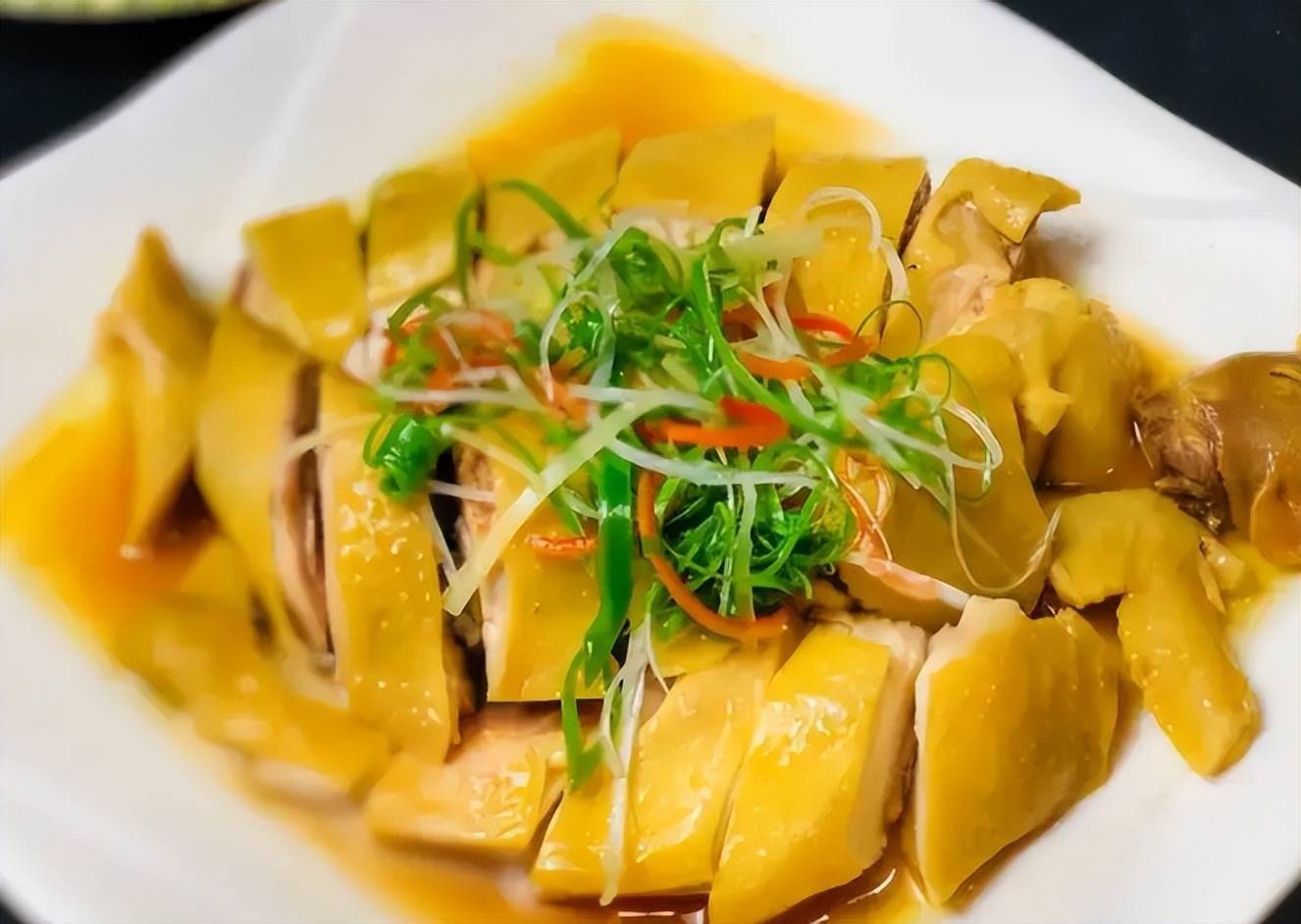 的,今天呢,就想给大家分享鸡肉另外一种好吃的做法,就是这道葱油蒸鸡