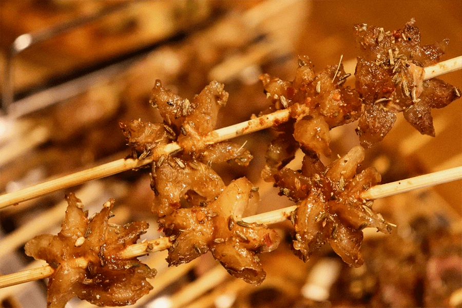 在烧烤师傅过硬的刀工下,牛欢喜已经看不出最初的模样,它变成一片片铁