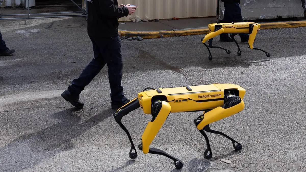 打破黑镜机器狗变成消防员拯救生命