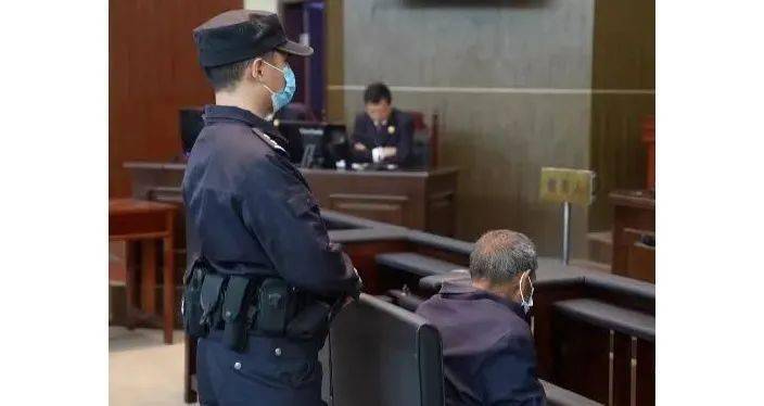 凉山一男子随手丢弃烟头致大面积山林被烧毁_冕宁县_四川_周某某