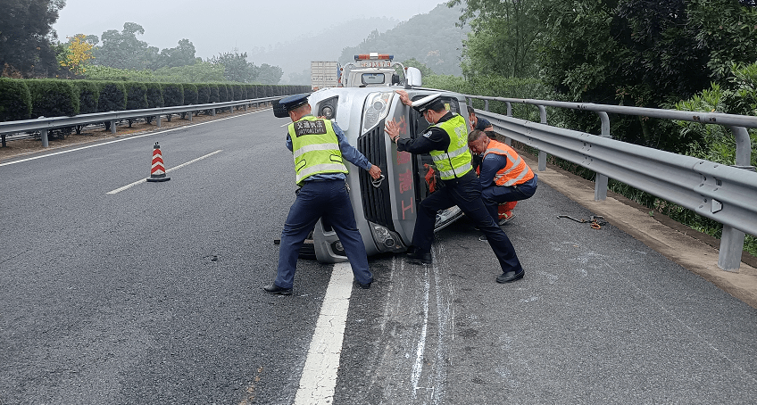 事发甬莞高速67平和段一小货车突发翻车
