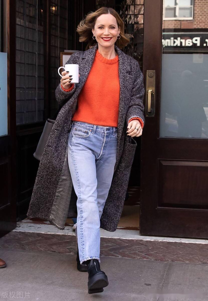 街拍:莱斯利·曼恩穿长风衣搭配橙色毛衣活力充沛_美国纽约_时间