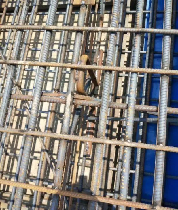 圆钢吊点焊接示意图(2)焊缝强度验算本工程焊接钢筋笼桁架及吊点采用