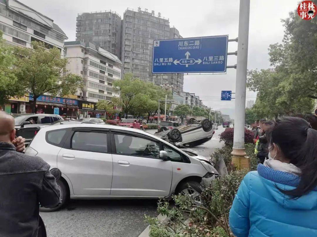 今早桂林八里四路突发小车直接翻倒
