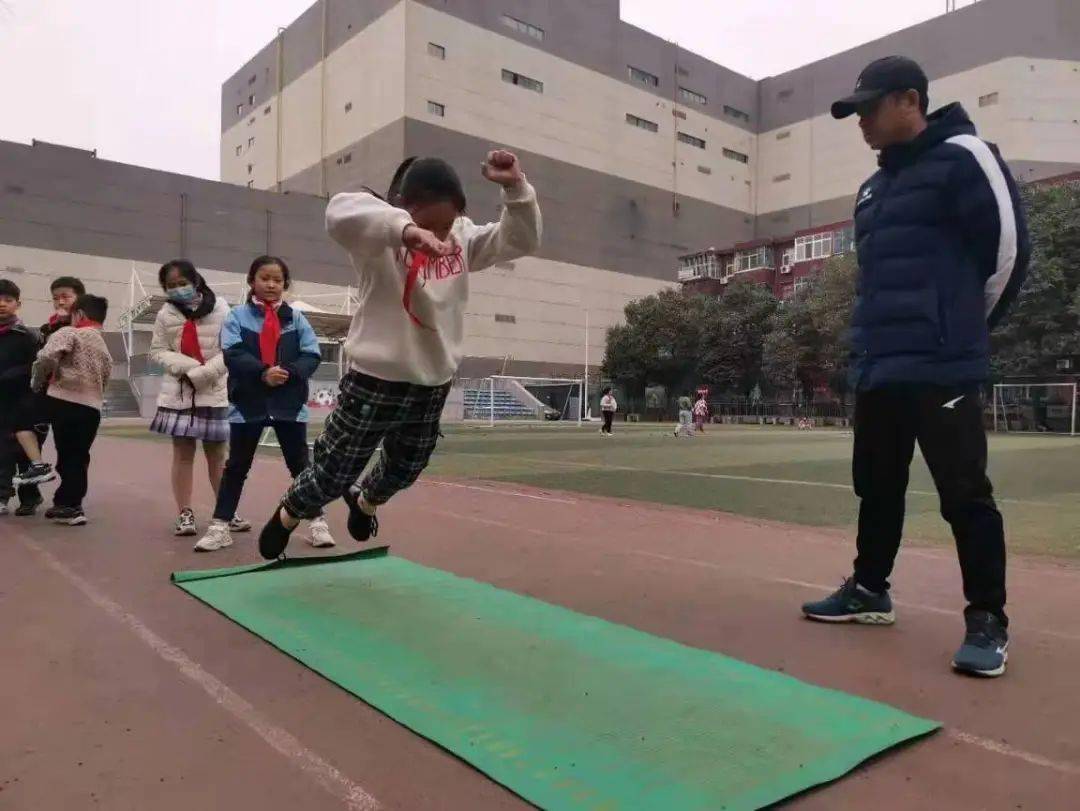 蹦蹦跳跳真可爱—洛阳市实验小学立定跳远比赛纪实_地面_校区_跳远