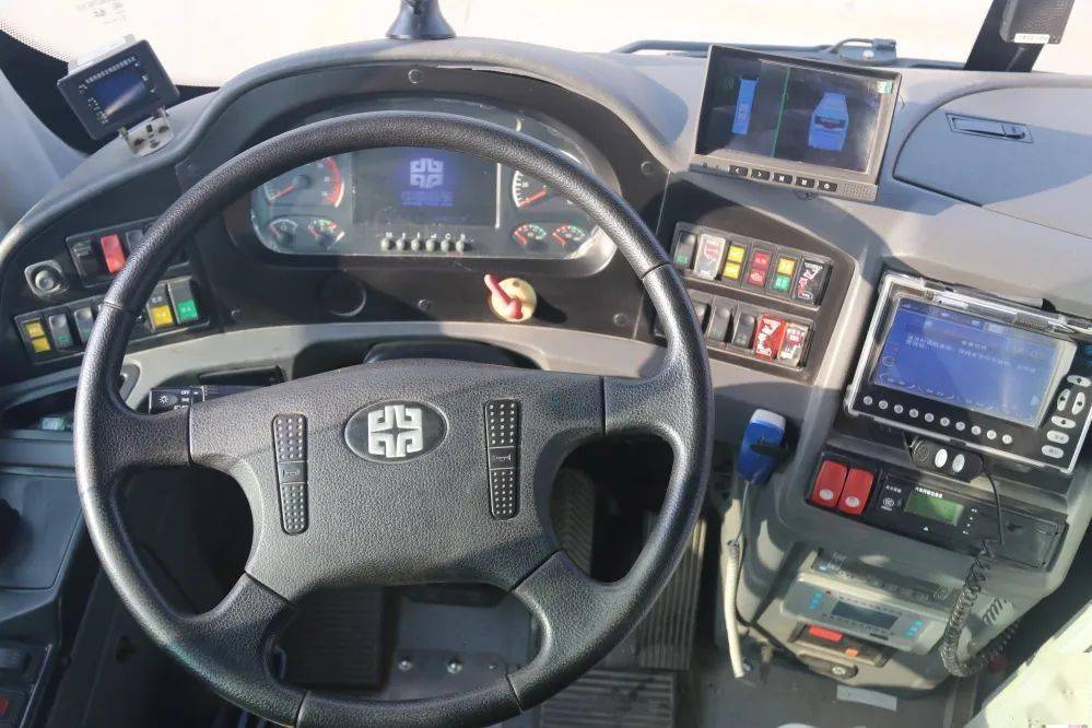 独立的驾驶舱隔离装置保证车辆更安全;中通新能源公交车于一身的美貌