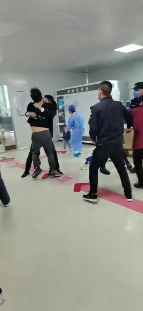 医院挂号插队,多嘴打架,文明从身边做起_文明