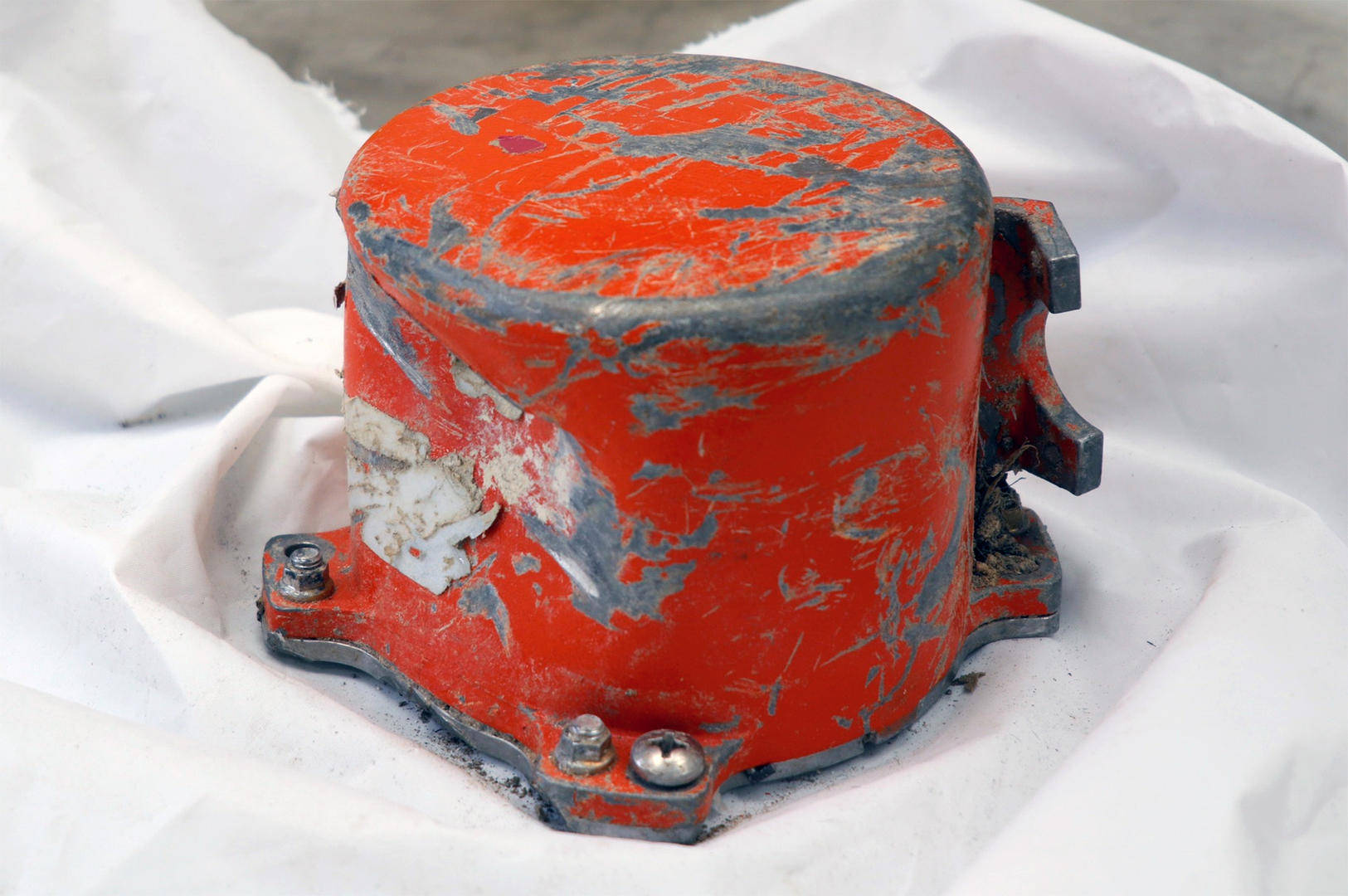 超级“黑匣子”：承受3400G的冲击力；约6000米深层海域压力；-600摄氏度的极低温度；600摄氏度的极高温度