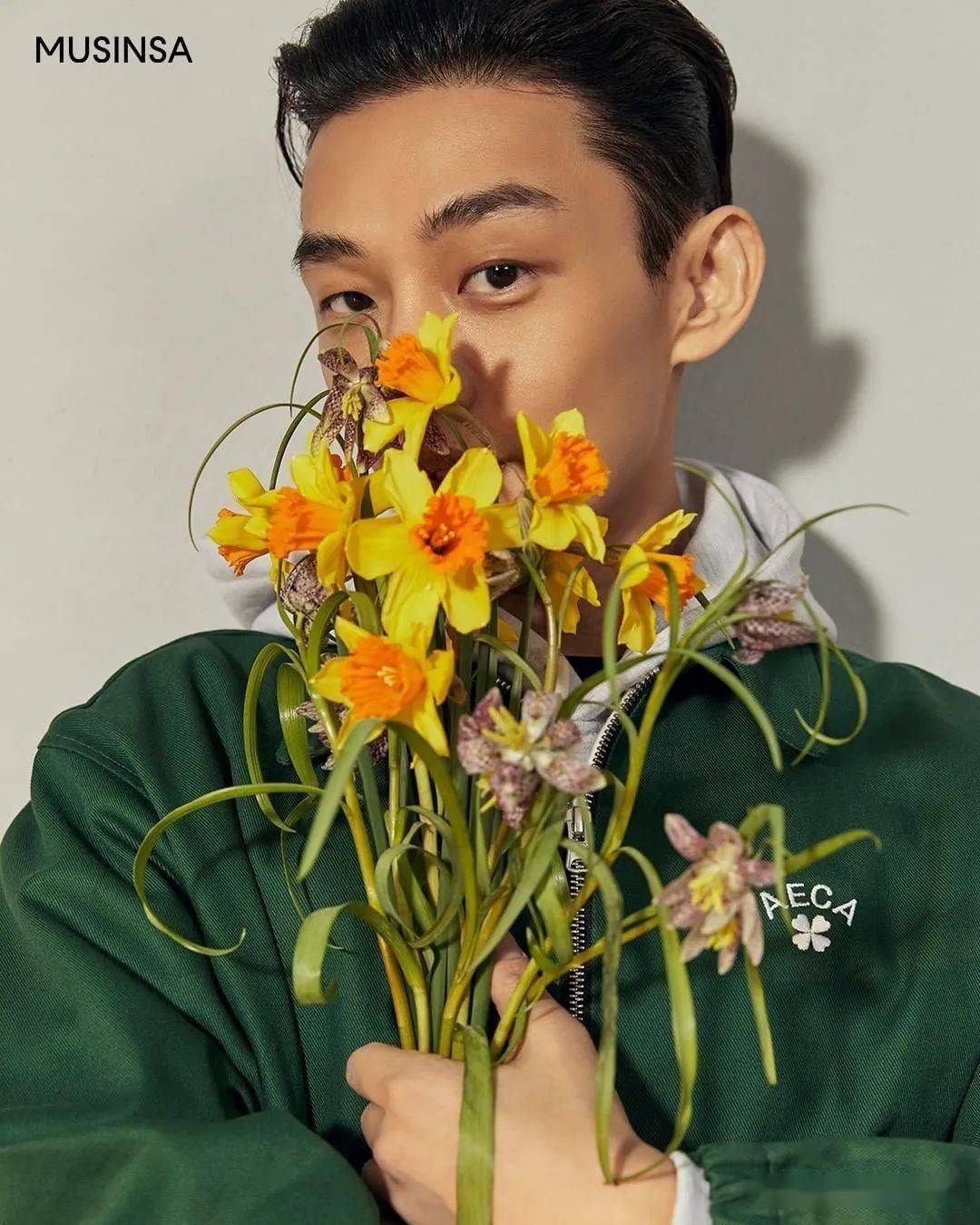 组图影帝刘亚仁allure杂志封面大片绿色主题春意盎然