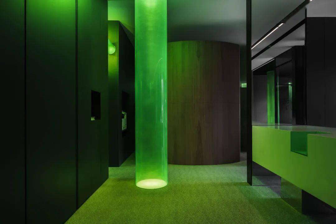 让整个空间更显轻盈的同时,增强体块感,加之绿色的光柱,使空间有一种