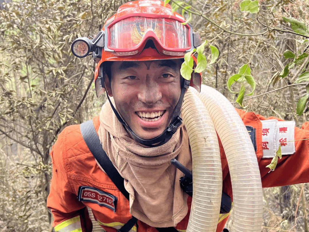 跨区灭火作战几天几夜后这3张笑脸记录森林消防员的一瞬间
