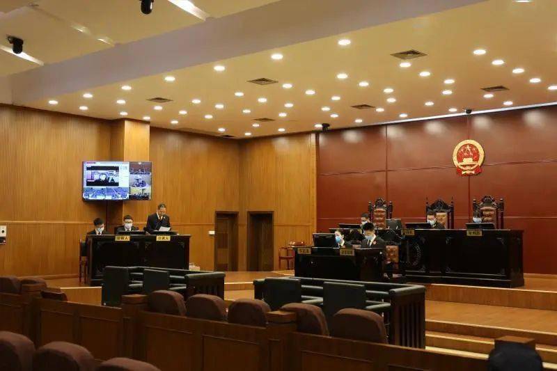 接受警示教育全市各级党员干部在龙泉市人民法院开庭审判原党组书记