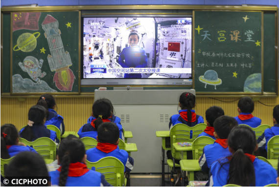收看“天宫课堂” 点燃“强国梦想”
