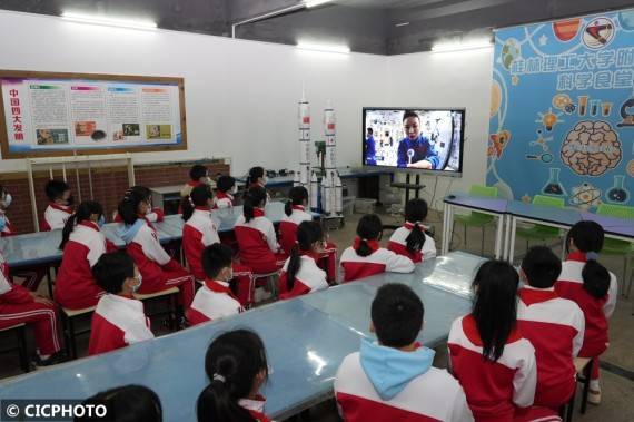 收看“天宫课堂” 点燃“强国梦想”