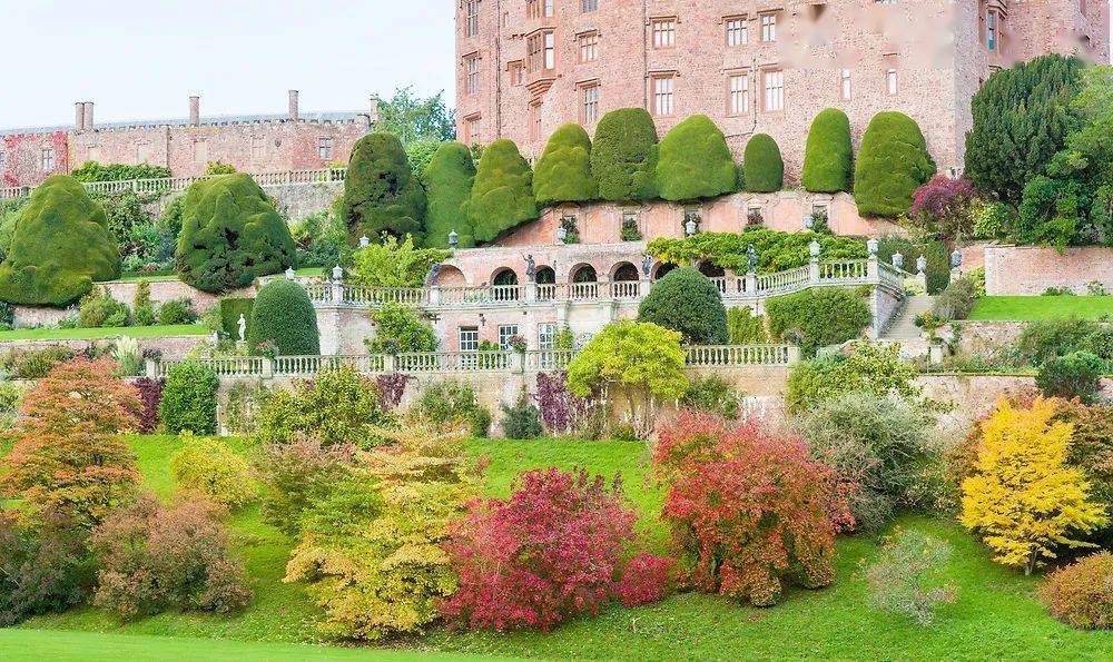 而这样的花园对园艺维护是个极限挑战需要聘请专业的维护队伍来打理十