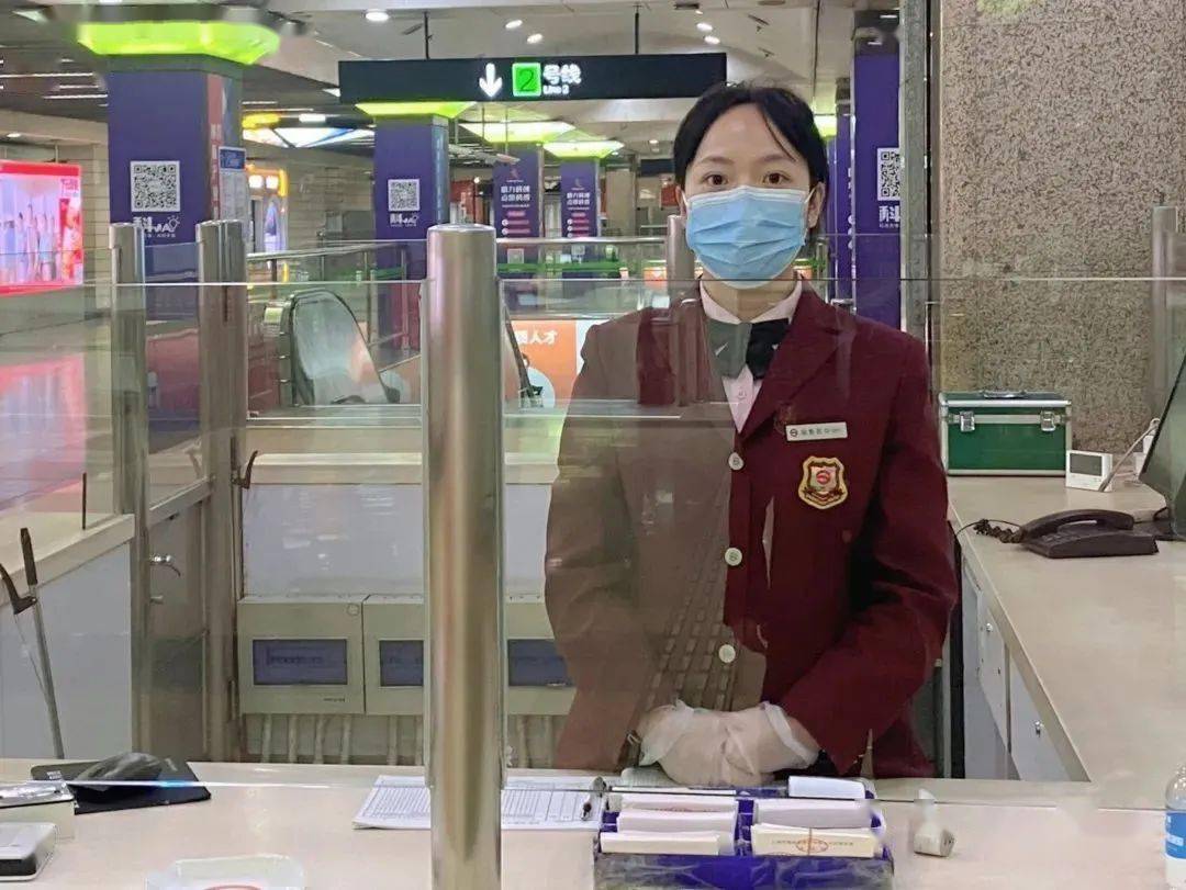 上海地铁各站区工作人员捉襟见肘,出现了轮班无人的现象.
