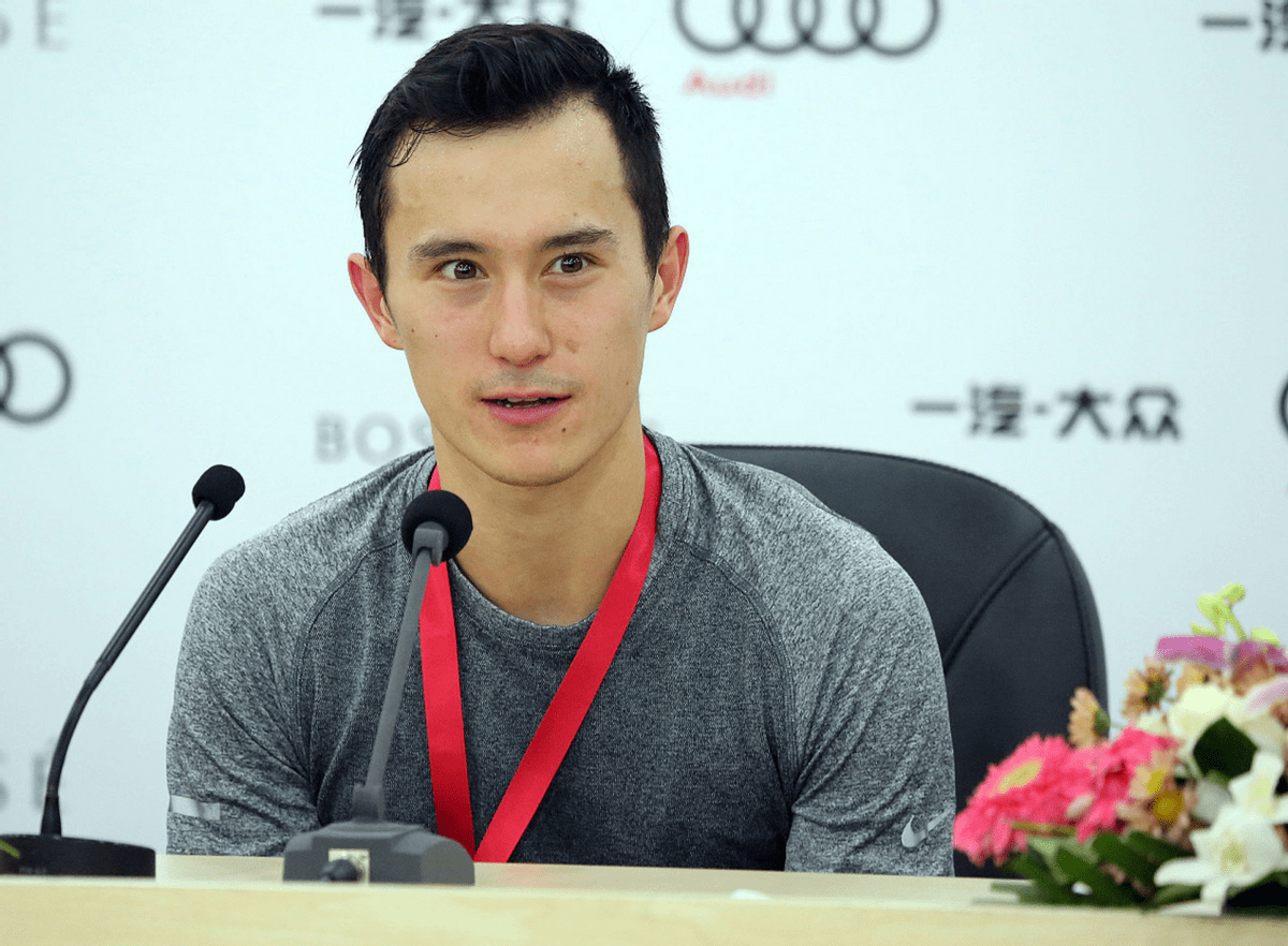 华裔冬奥冠军当爹了,将宝宝装在胸前肚兜笑容灿烂_陈伟群_加拿大_照片