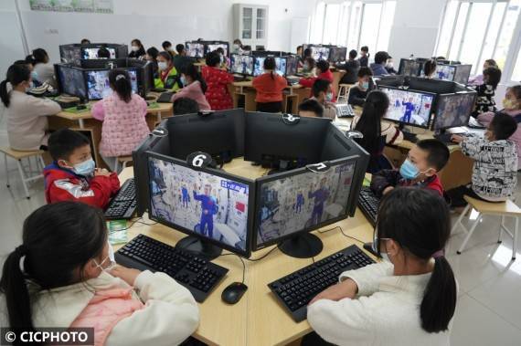 收看“天宫课堂” 点燃“强国梦想”