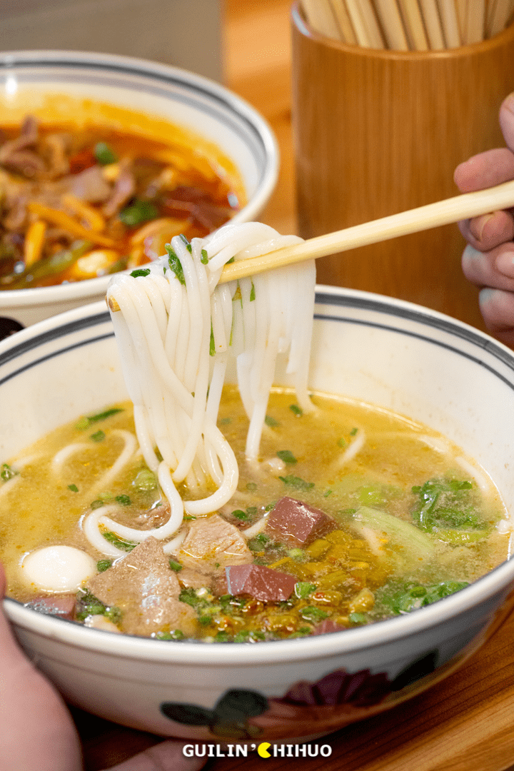 大骨慢熬生料现煮铁西这碗生料煮粉桂林人一嗦就上瘾