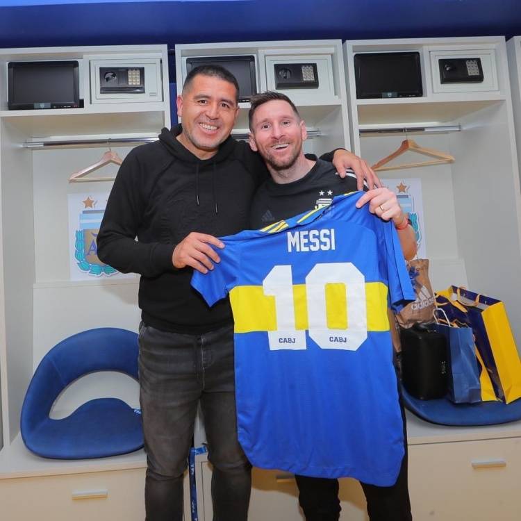 冈萨雷斯|里克尔梅造访阿根廷更衣室，与梅西合影并赠送博卡10号球衣