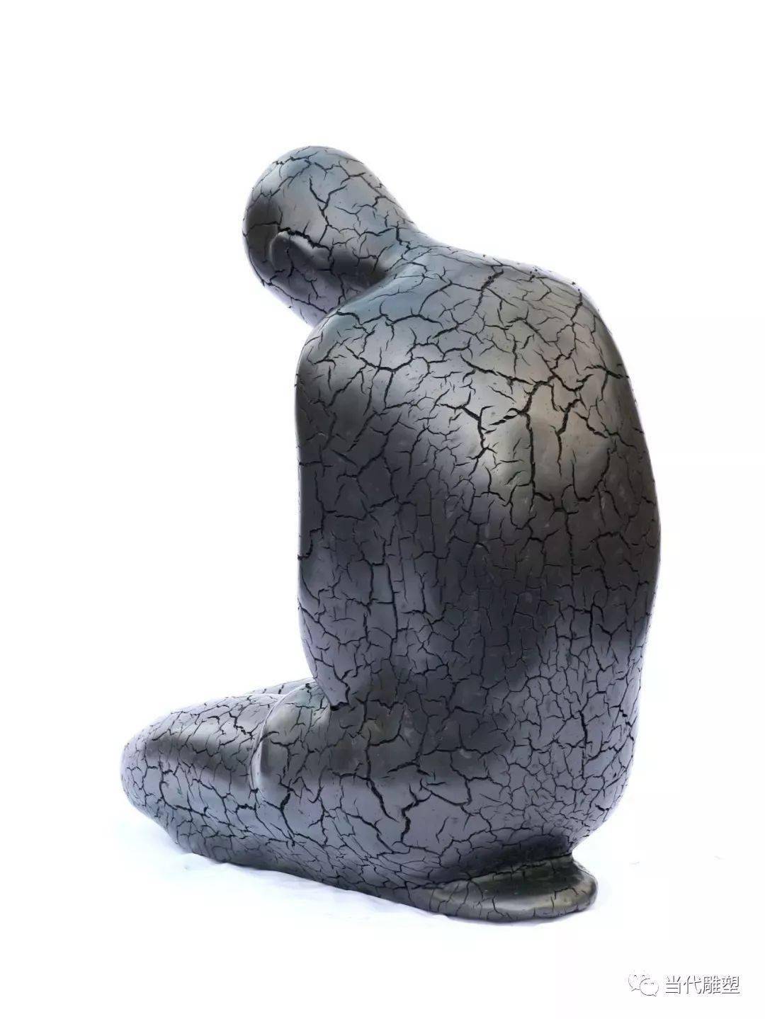 雕塑家emil alzamora 像孩子一样工作