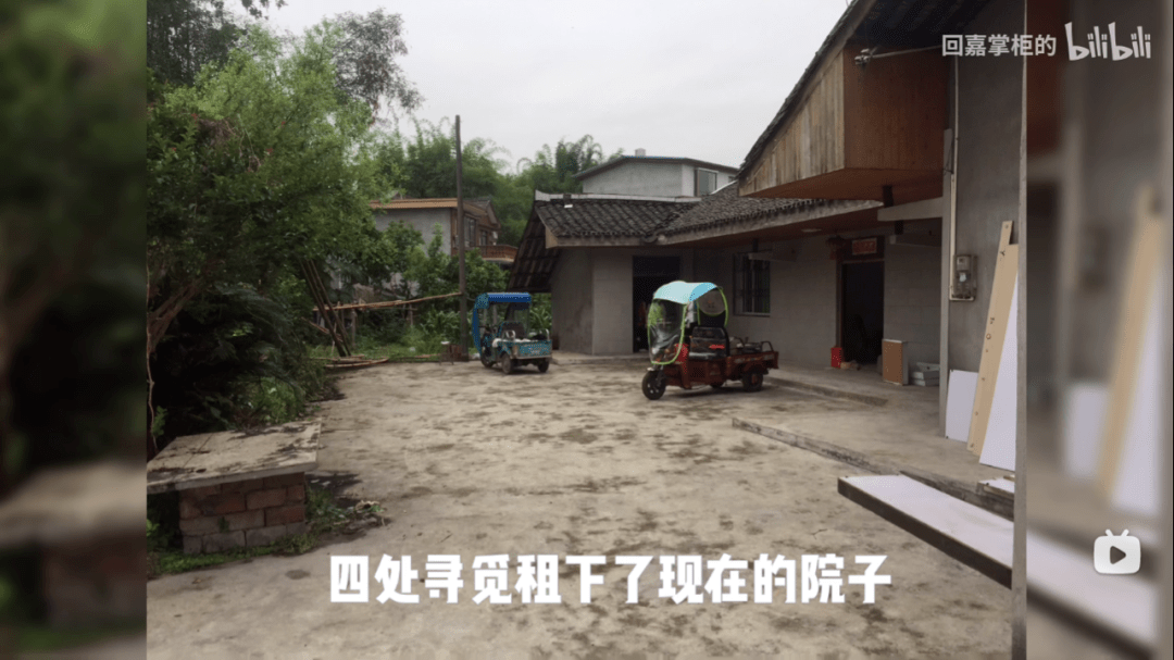 小院成都社恐夫妻火了！被房东坑200W后，花5000块住避世小院：没房贷，家具全用奢侈品，自由且富足