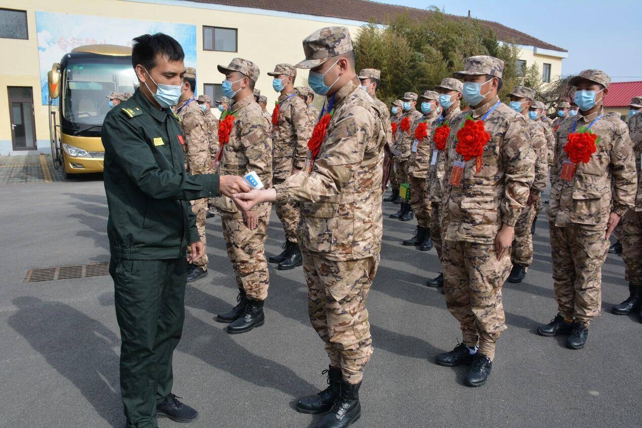 青岛入伍新兵运输开始,青岛军供站提供多元化服务保障_部队_军人_的