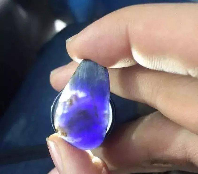 至少我玩玉这么久蓝色的玉石见过,蓝色的和田玉确实没见过,随后他发了