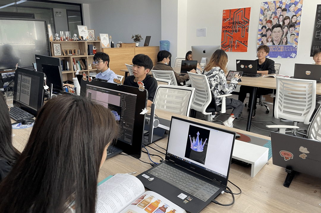 团队在工作室进行项目设计海报设计团队艺术总监叶军设计执行张海粼