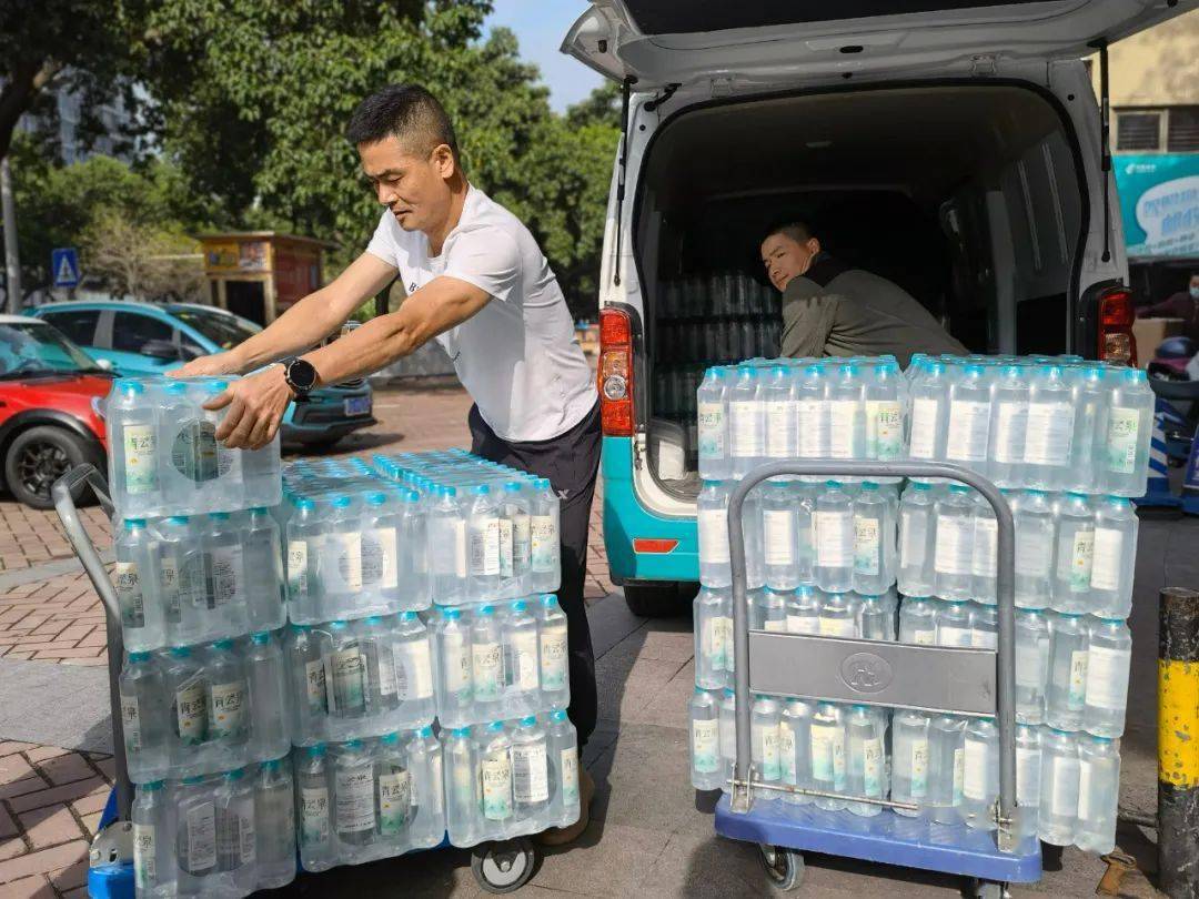 一份清凉的爱青云泉天然矿泉水向救援队捐赠饮用水