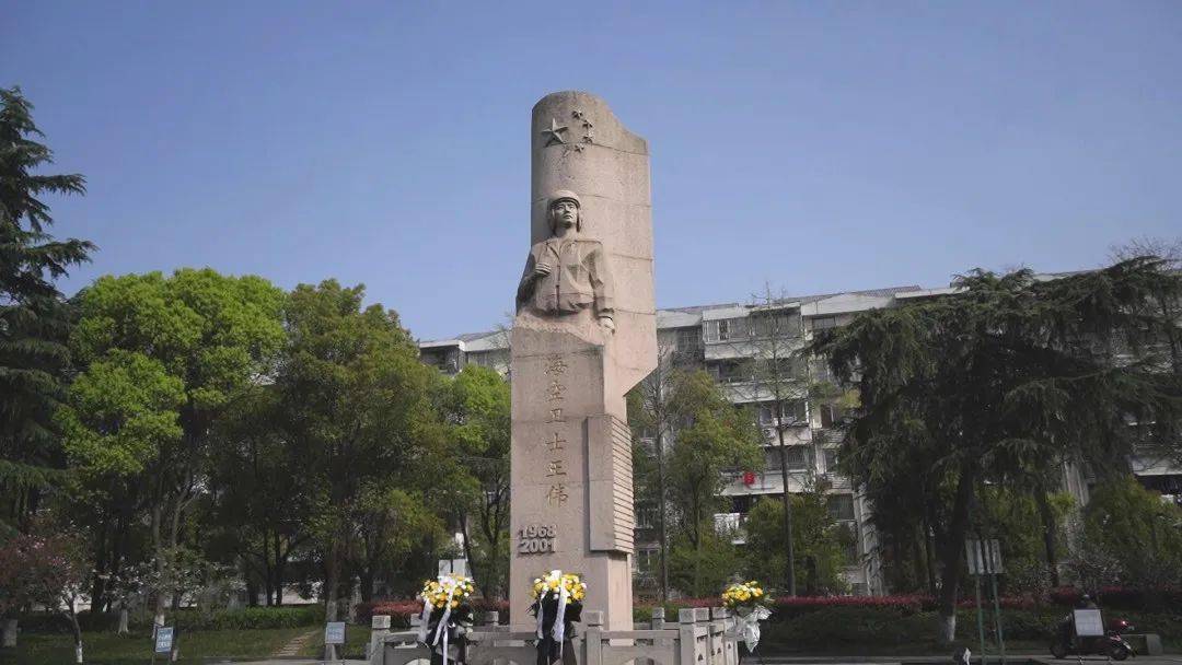 缅怀海空卫士续写时代华章凤凰街道开展王伟烈士纪念活动