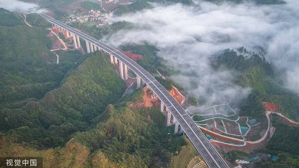 贵州黔南贵黄高速公路晨雾飘绕美景宜人