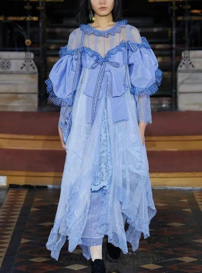 2022/23秋冬量感礼服分析-使用大比例蝴蝶结,打造焕